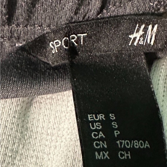 H&M men sport shorts size S excellent condition - Picture 3 of 3